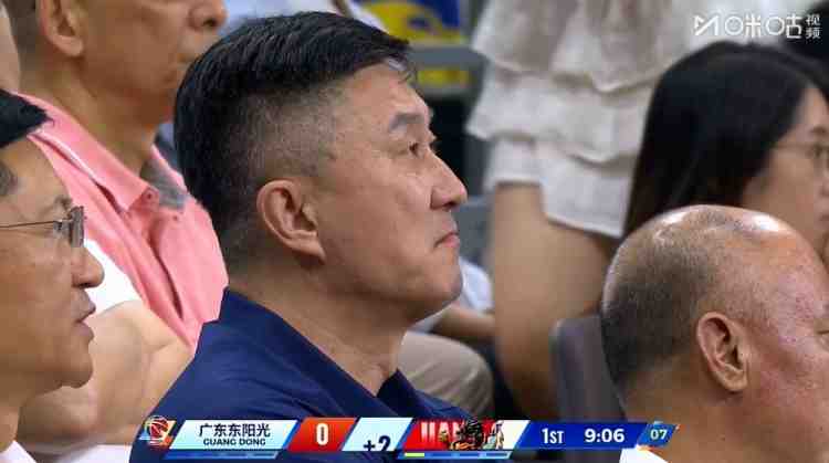 老熟人了！广东前主教练杜锋现场观战广东主场迎战江苏的比赛